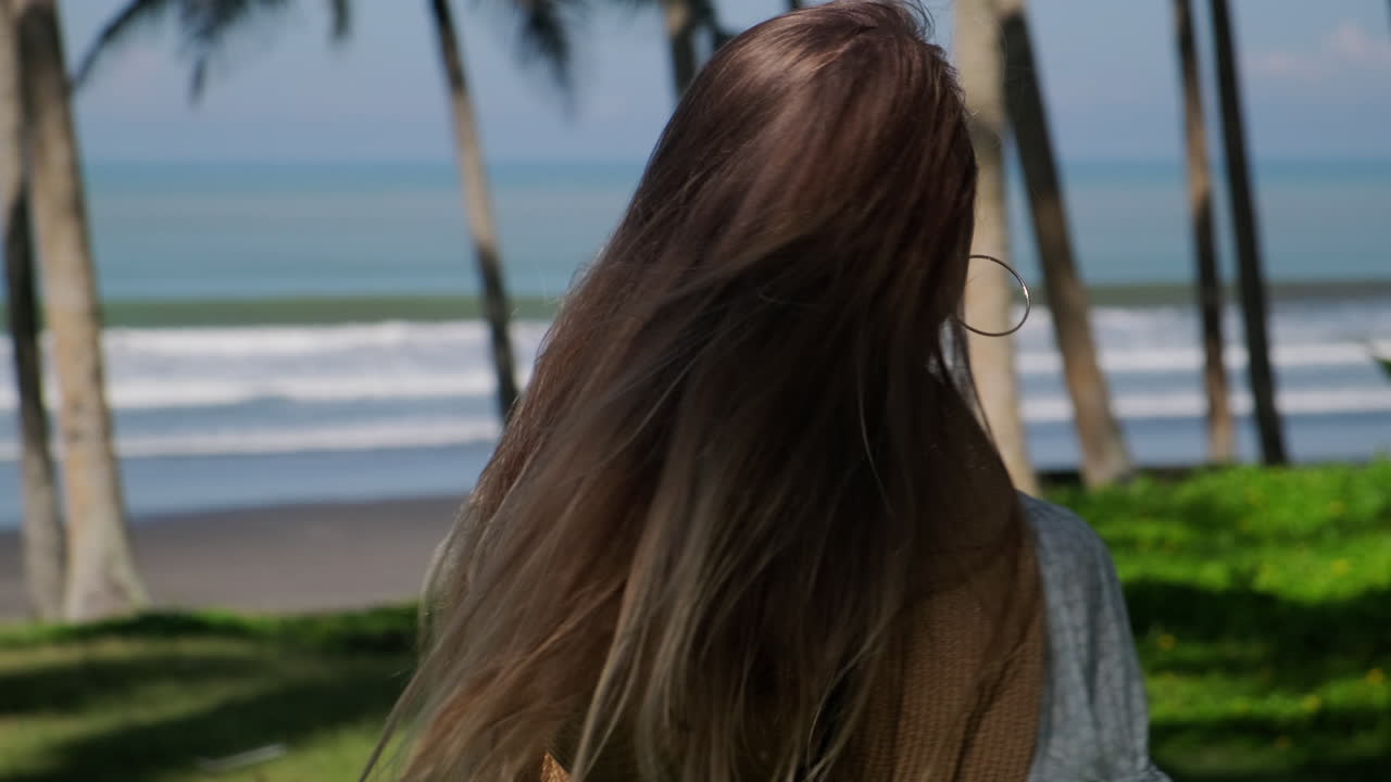 mujer en una hermosa playa con palmeras