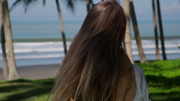 Mujer en una hermosa playa con palmeras