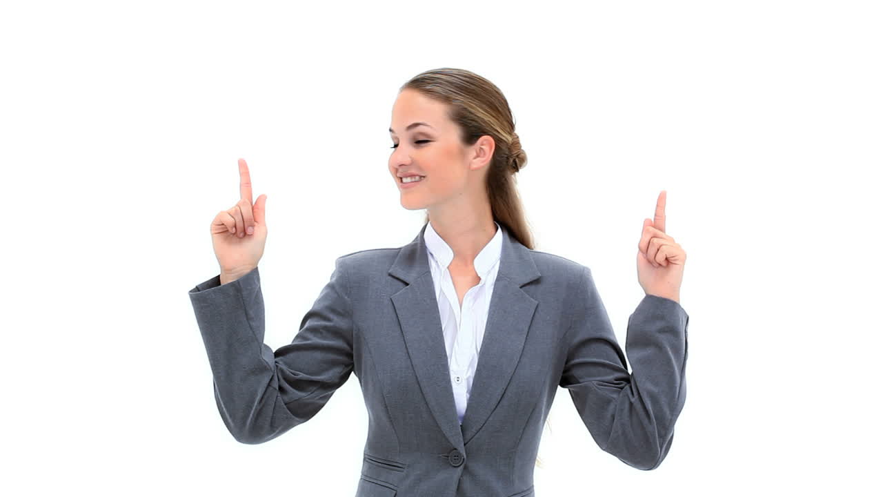 mujer sonriente levantando los dedos