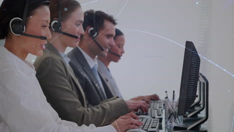 animación de la red de conexiones a través de personas de negocios que usan auriculares telefónicos
