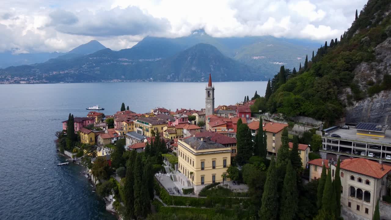 vista aérea hermosa ciudad al borde del lago de como en los alpes italianos