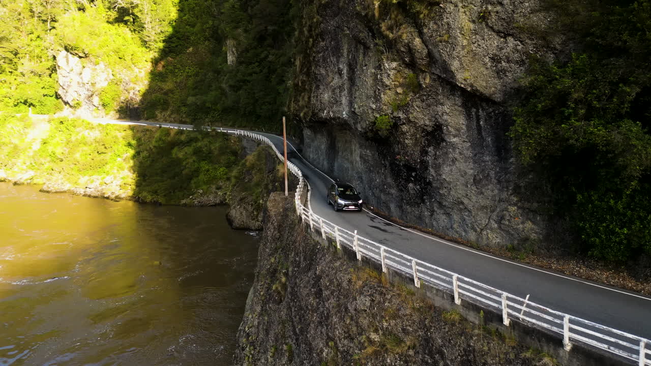 뉴질랜드 사우스 아일랜드 찰스턴 근처의 하부 불러 협곡 경치 보호 구역을 따라 운전하는 단 한 대의 차량이 운행하는 야외 도로