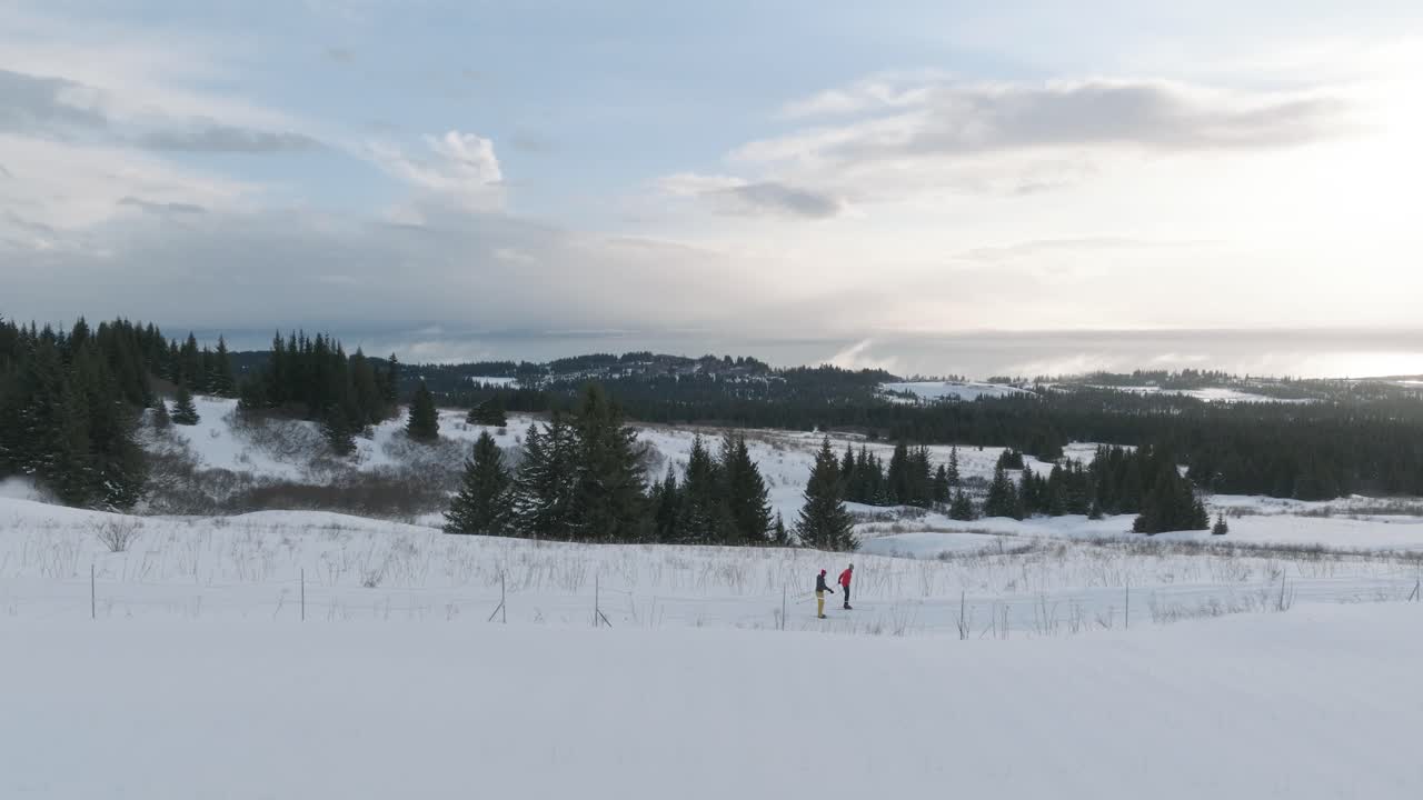 Due amiche che praticano sci di fondo a Homer, Alaska - DJI Drone.