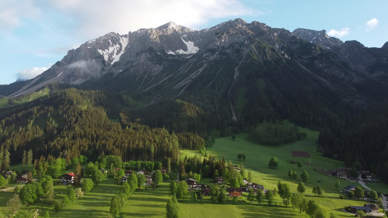 tomada de un dron de 4k de un hermoso amanecer brumoso en ramsau am dachstein, estiria, austria