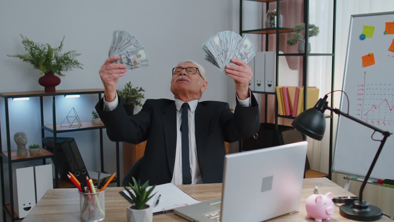 hombre de negocios contable celebrando el éxito del negocio bailando con una pila de dinero dólares en efectivo