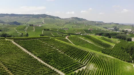 Drohnenschwenk-Direkt-über-Die-Langhe-Hügel,-Die-An-Einem-Sonnigen-Tag-Das-Erstaunliche-Panorama-Enthüllen