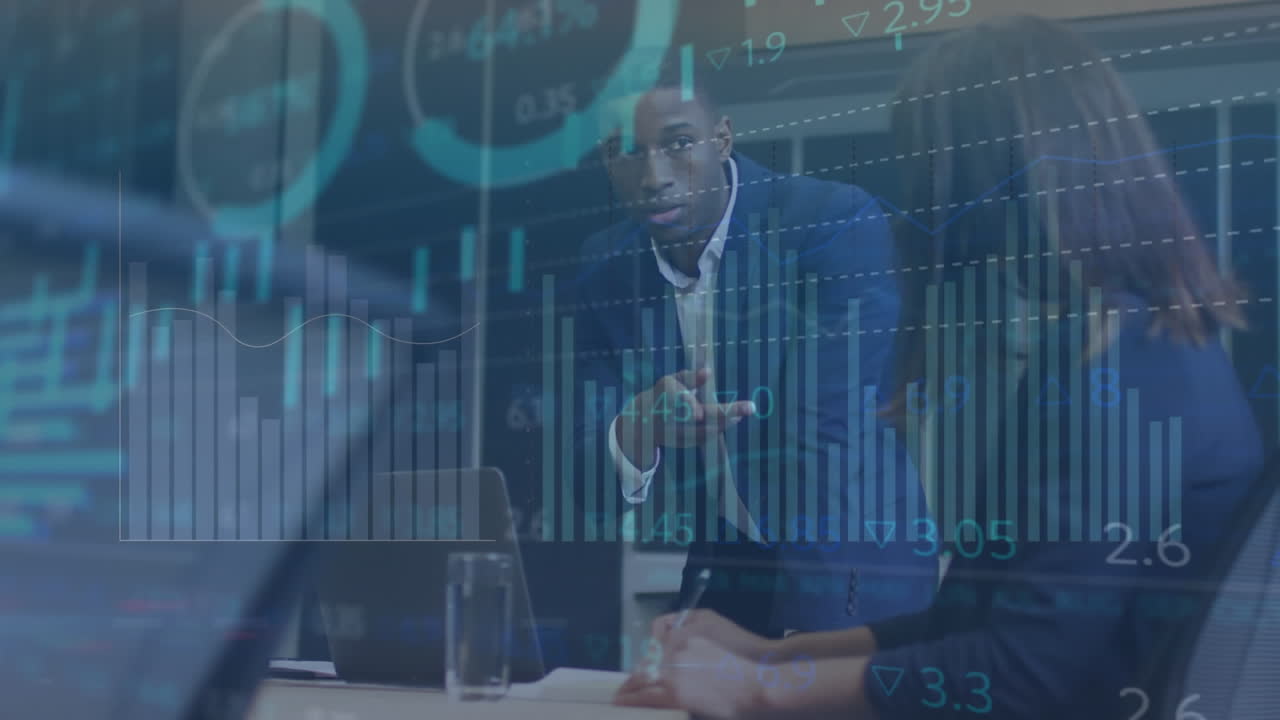 animación del procesamiento de datos sobre diversos hombres y mujeres de negocios discutiendo en la oficina