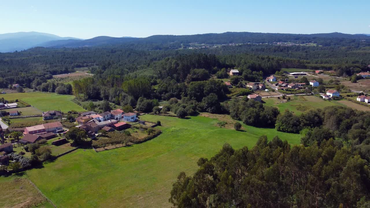 paisaje agroforestal, coníferas y especies caducifolias en zonas rurales, terras de compostela, recopilación de imágenes de stock: caballos, campos y pueblos gallegos