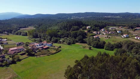 Paisaje-Agroforestal,-Especies-De-Coníferas-Y-Caducifolios-En-Zonas-Rurales,-Terras-De-Compostela,-Recopilación-De-Material-De-Archivo:-Caballos,-Campos-Y-Pueblos-Gallegos