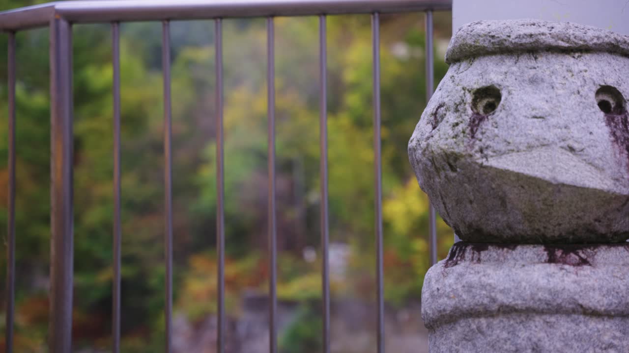 Jozankei Onsen, statua Kappa che emerge dal vapore e autunno a Sapporo, Giappone