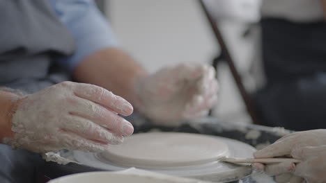 Primer-Plano-De-Un-Maestro-Masculino-Trabajando-En-Un-Torno-De-Alfarero-En-Cámara-Lenta