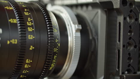 medio estático de primer plano de tirar del iris y enfocar en una lente de cine