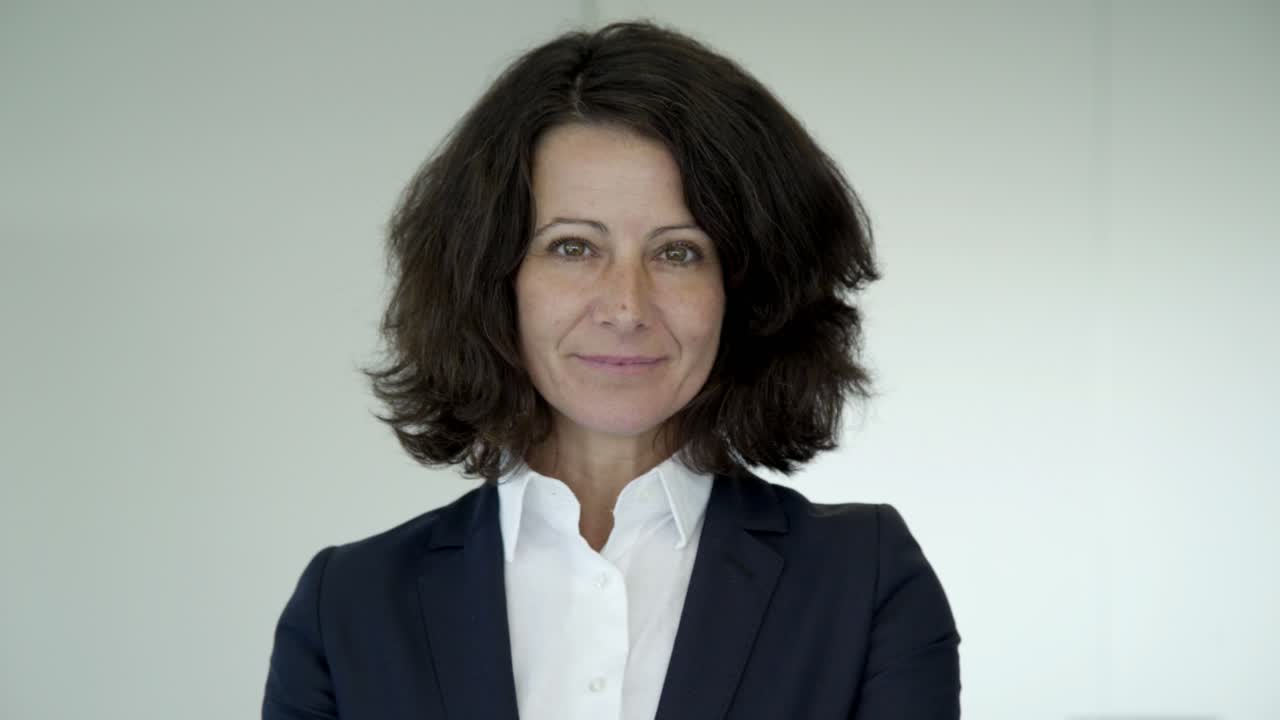 hermosa mujer morena mirando a la cámara