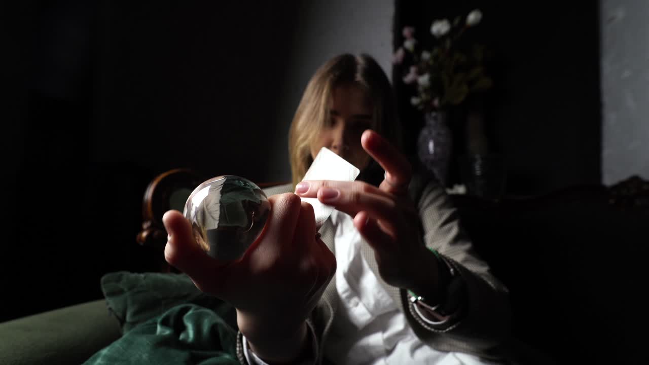 크리스탈 볼 을 사용 하여 카드 를 읽는 여자