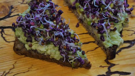 micro verduras en pan con aguacate