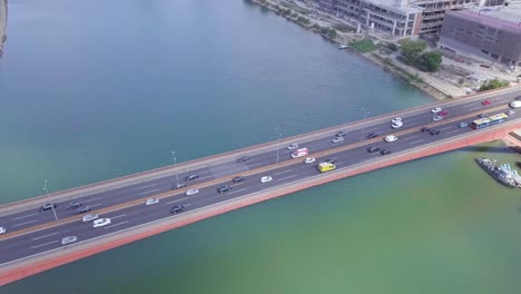 Hermosa-Toma-Aérea-4k-De-Establecimiento-Lento-Del-Puente-Gazela-Y-El-Paseo-Marítimo,-Belgrado