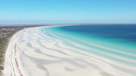 Excelente-Toma-Aérea-De-Agua-Azul-Clara-Y-Arenas-Blancas-De-La-Playa-Flaherty-En-La-Península-De-Yorke,-Australia