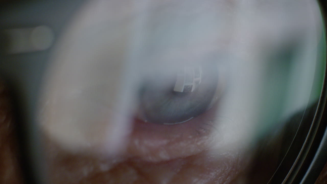 안경에 반사되는 클로즈업 매크로 눈 화면 밤에 온라인을 탐색하는 노인