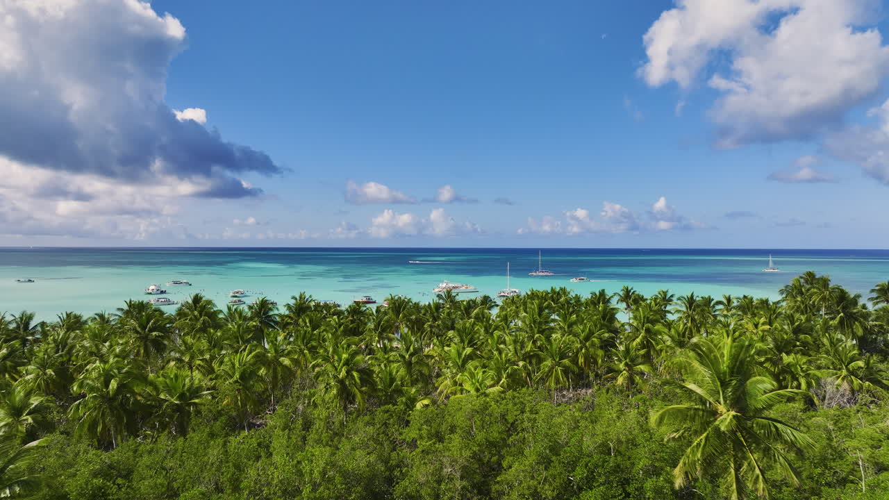 Tropisk strand med katamaranbåtar och turister på Isla Saona i Dominikanska republiken