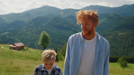 Vater-Geht-In-Den-Hügel,-Junge,-Sonniger-Tag,-Nahaufnahme.-Mann-Genießt-Urlaubsspaziergang-Mit-Sohn.