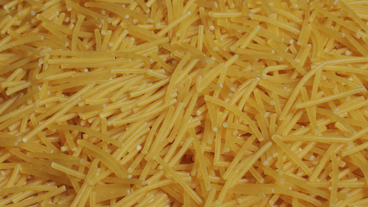 Primer plano de fideos vermicelli crudos