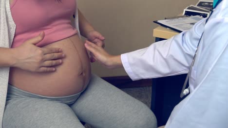 Pregnant-Woman-and-Gynecologist-Doctor-at-Hospital