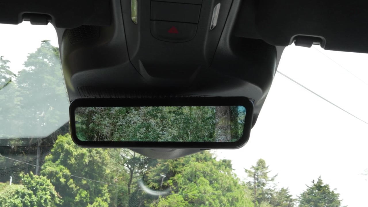Specchietto retrovisore all'interno del SUV elettrico Avatr 11 che mostra una prospettiva interna moderna e l'ambiente di guida. Perfetto per contenuti automobilistici, di sicurezza e di trasporto.
