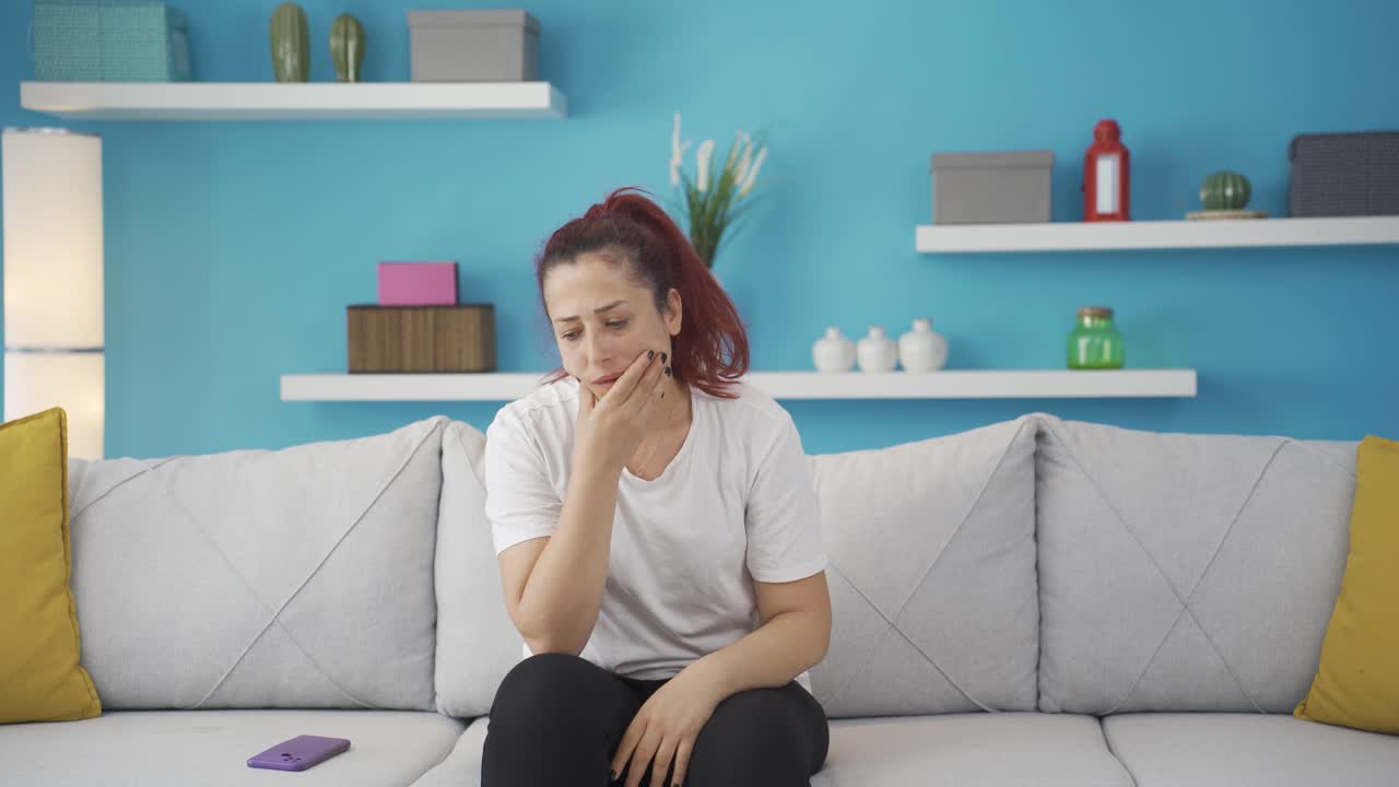 una mujer deprimida e infeliz.