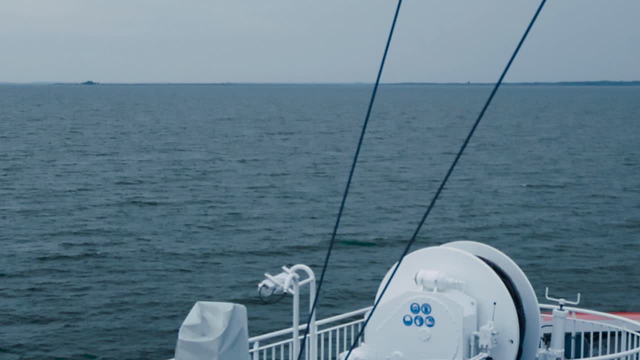 페리 갑판에서 천천히 부드러운 파도 위로 이동하는 4k 영상