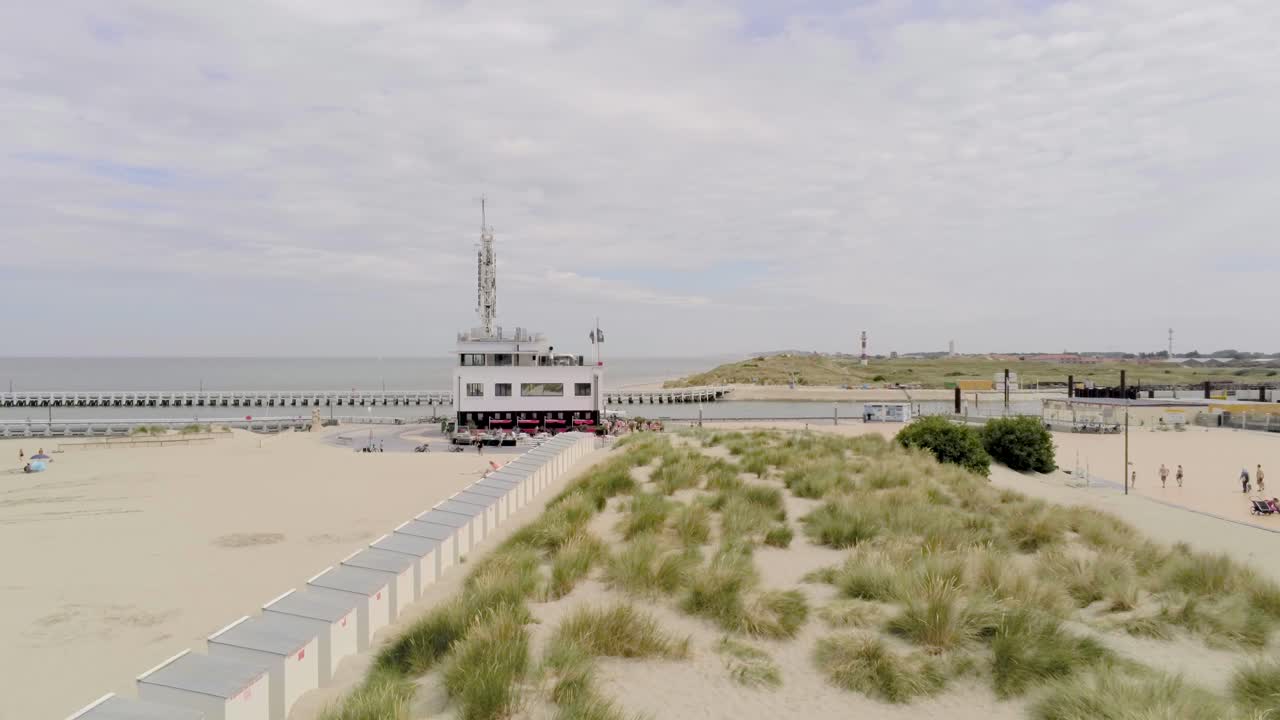 toma aérea de la torre de señales con entrada al puerto del mar del norte y al puerto deportivo de nieuwpoort en bélgica.