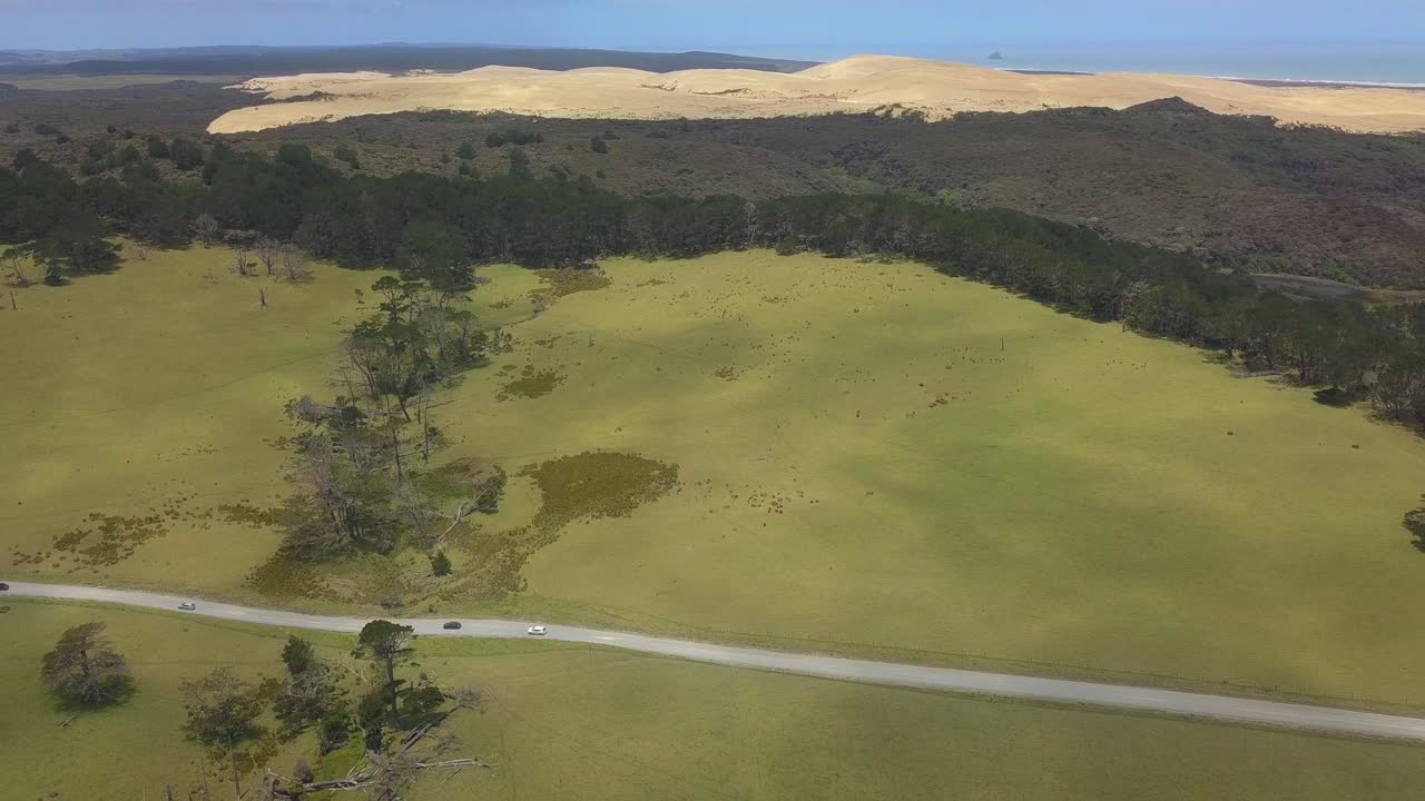 plano general aéreo de las dunas de arena gigantes y la carretera en te paki, nueva zelanda