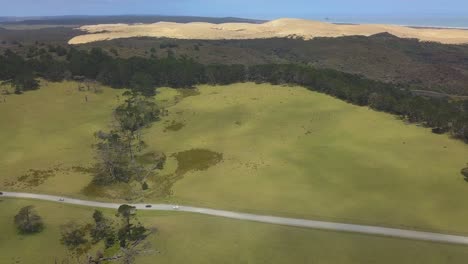 Luftaufnahme-Der-Riesigen-Sanddünen-Und-Der-Straße-In-Te-Paki,-Neuseeland