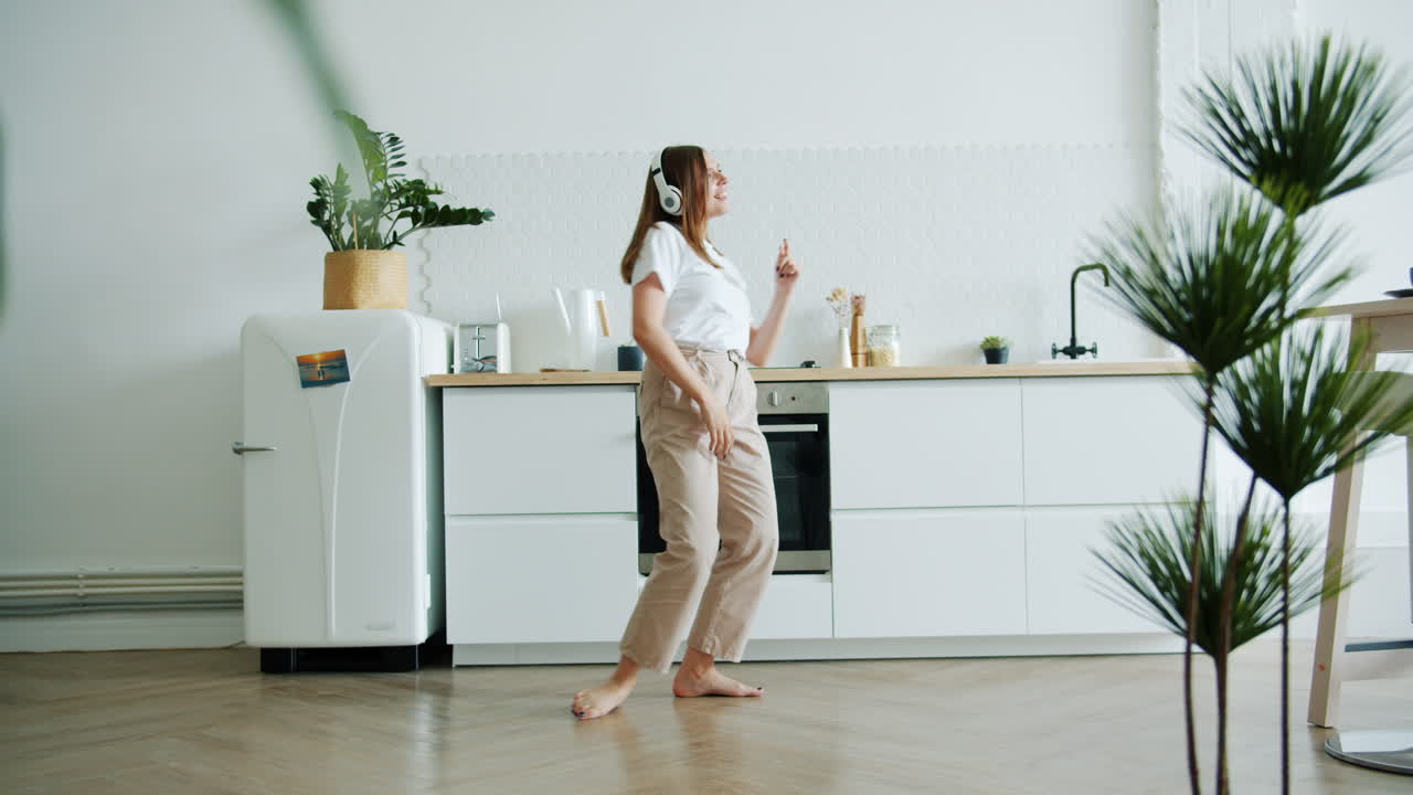 Donna che balla in una cucina moderna