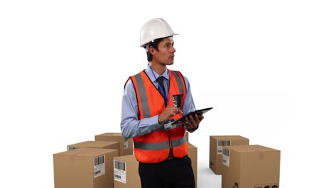 animación de un arquitecto masculino usando una tableta con pilas de cajas sobre un fondo blanco
