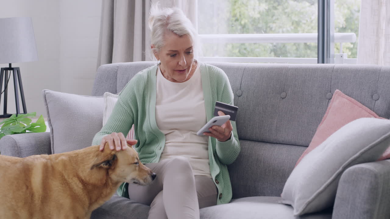 старшая женщина покупает онлайн дома с собакой