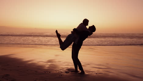 pareja, abrazo y silueta con puesta de sol