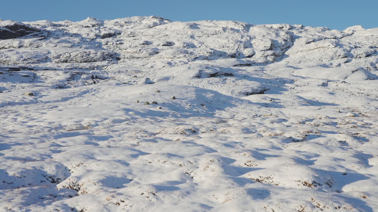 первый снег покрывает долину