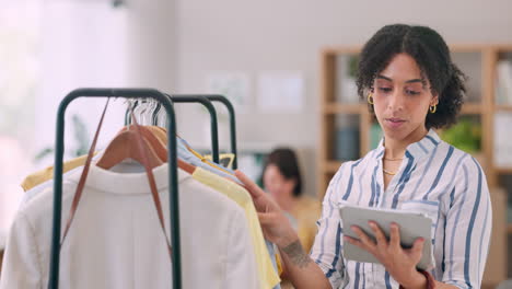 mujer, pequeñas empresas y lista de comprobación de ropa