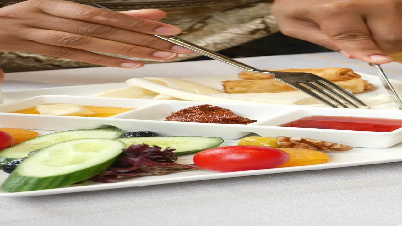 치즈, 올리브, 토마토 등과 함께 맛있는 터키식 아침 식사 접시