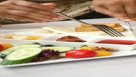 delicioso plato de desayuno turco con queso, aceitunas, tomates y más