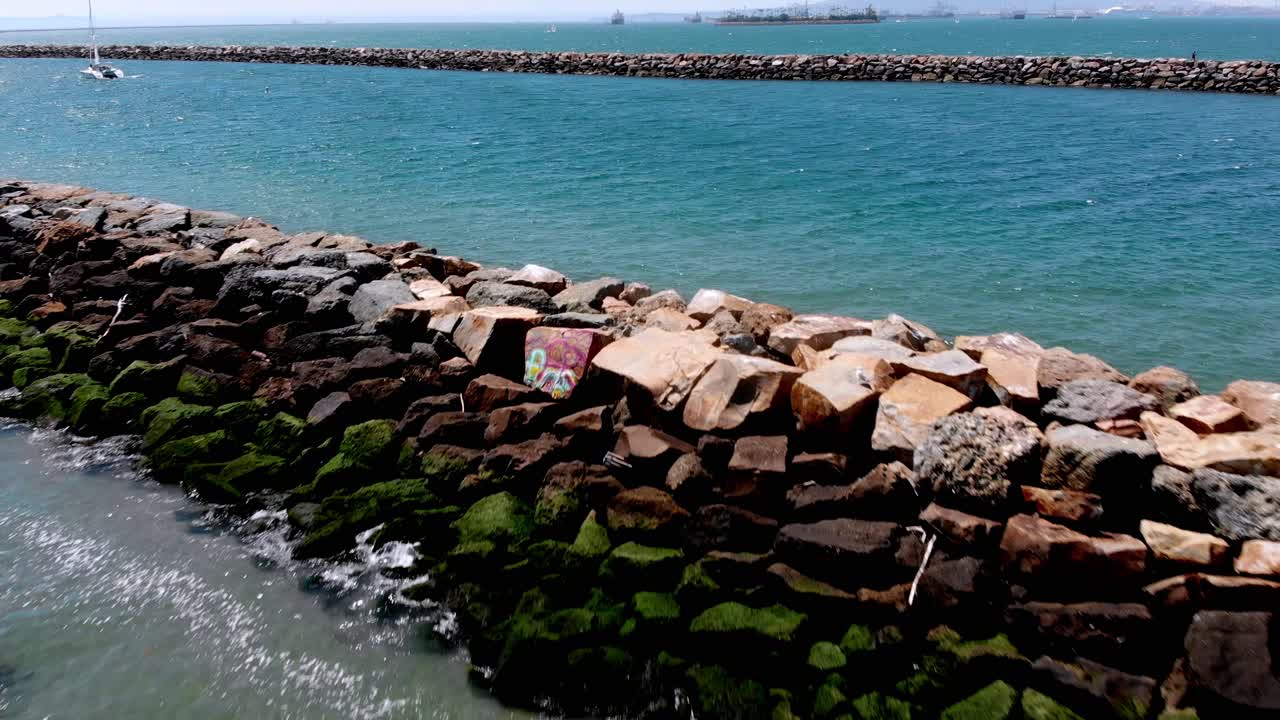 범선을 향해 입구 위로 비행