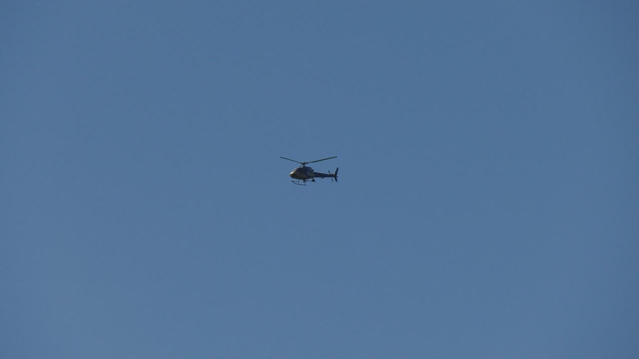 미디어 뉴스 헬리콥터가 영화 촬영을 위해 머리 위로 날아갑니다.