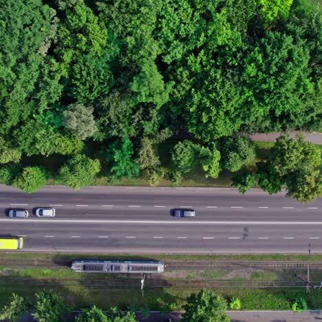 cruces de carreteras y muchos vehículos que conducen por la carretera