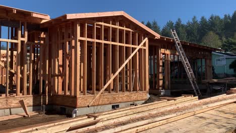 Casa-De-Madera-En-Construcción-En-Un-Día-Soleado