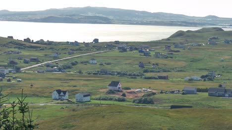 Amplia-Vista-De-Un-Pintoresco-Pueblo-Costero-En-Las-Islas-Magdalen