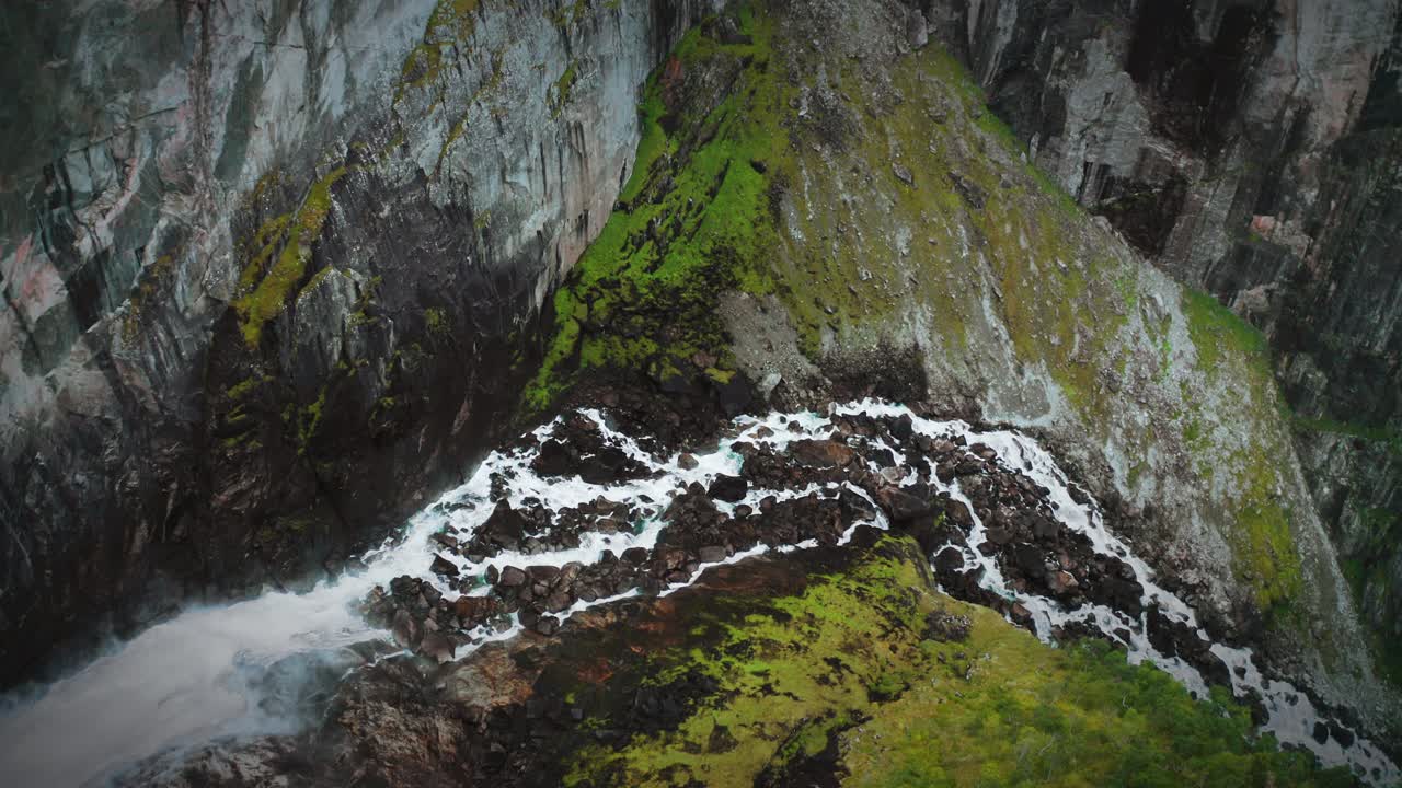 una de las muchas hermosas cascadas en el parque nacional de hardangervidda, noruega