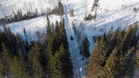 conducción de automóviles en una carretera de invierno en trysil, noruega