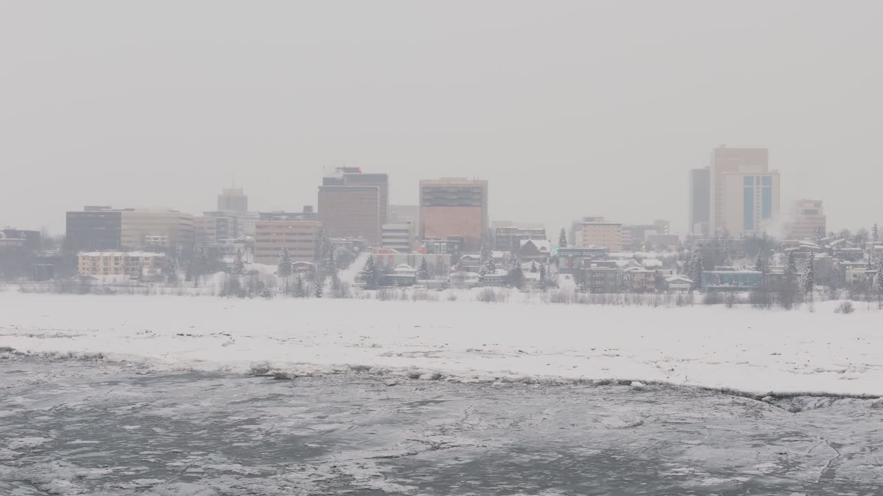 커리지 (alaska) 의 주거 건물과 구름과 눈이 쌓인 날씨