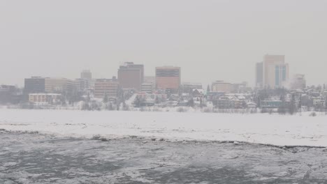 커리지 (alaska) 의 주거 건물과 구름과 눈이 쌓인 날씨
