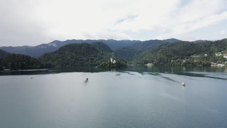 Insel-In-Einem-See-Mit-Einer-Großen-Kirche